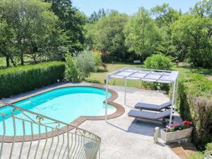 una piscina con una sedia e un baldacchino di Holiday Home Crabot by Interhome a Saint-Vivien-de-Médoc