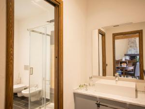 ein Badezimmer mit Waschbecken und Spiegel in der Unterkunft Holiday Home Agr- Castello della Mugazzena by Interhome in Tresana + 10 Fotos