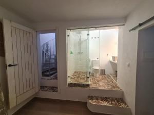Kúpeľňa v ubytovaní El Aljibe de Cobarrubias, Apartamento 3, terraza privada
