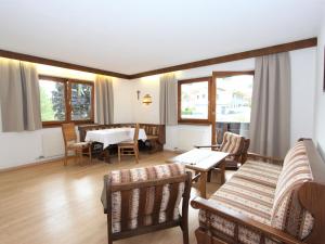 ein Wohnzimmer mit Tisch und Stühlen in der Unterkunft Apartment Römerhof-4 by Interhome in Fügen