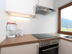 フューゲンにあるApartment Römerhof-4 by Interhomeのシンクとカウンタートップのあるキッチン