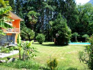Zahrada ubytování Apartment Poolside by Interhome