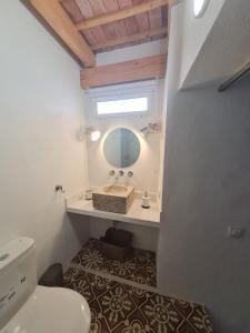 Kúpeľňa v ubytovaní El Aljibe de Cobarrubias, Apartamento 3, terraza privada