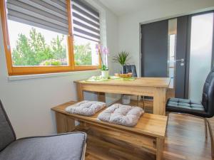 オエッツにあるApartment Mundlers Hoamatl Top 2 by Interhomeのテーブルと椅子2脚と窓のある部屋