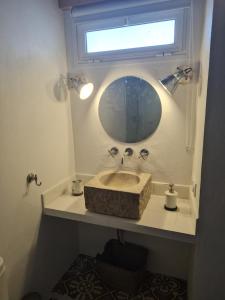 Kúpeľňa v ubytovaní El Aljibe de Cobarrubias, Apartamento 3, terraza privada