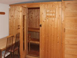 Cabaña de madera con mesa y sillas en Holiday Home Villa Meike - Insel Poel by Interhome en Kaltenhof