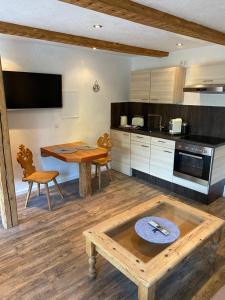 a kitchen with a wooden table and a tableasteryasteryasteryasteryasteryasteryastery at Ferienwohnung Königsberger Klosterblick in Ettal
