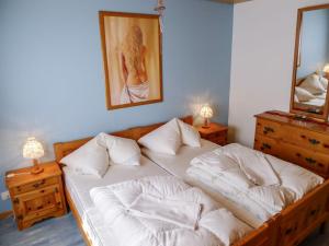 Tempat tidur dalam kamar di Apartment Fricktalerhuus-4 by Interhome