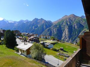 uma pequena cidade com montanhas ao fundo em Apartment Castello by Interhome em Grächen