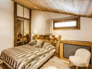 1 dormitorio con cama, espejo y silla en Apartment Grand Roc - Val Claret-2 by Interhome, en Tignes