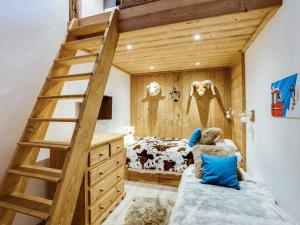 1 dormitorio con cama elevada y escalera en Apartment Grand Roc - Val Claret-2 by Interhome, en Tignes