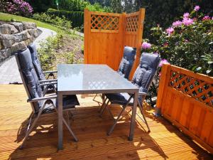 einen Tisch und vier Stühle auf einer Terrasse in der Unterkunft Ferienwohnung "Am Kreuzfelsen" in Bestwig