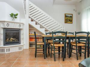 un comedor con mesa y sillas y una escalera en Holiday Home Sapphire by Interhome en Balatonmáriafürdő