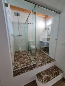 Kúpeľňa v ubytovaní El Aljibe de Cobarrubias, Apartamento 3, terraza privada