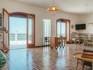 salon z widokiem na ocean w obiekcie Holiday Home Santa Maria by Interhome w mieście Caronia Marina