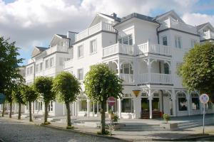 Galeriebild der Unterkunft Villa Laetitia FeWo 16 - strandnah, Balkon in Binz