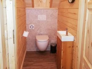 Baðherbergi á Chalet Hütte Gimpel by Interhome