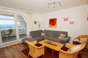 Posezení v ubytování hafennahe Ferienwohnung mit Balkon und Meerblick - Hafenhäuser Wiek Wohnung 17
