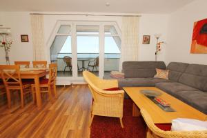 Posezení v ubytování hafennahe Ferienwohnung mit Balkon und Meerblick - Hafenhäuser Wiek Wohnung 17