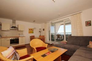 Posezení v ubytování hafennahe Ferienwohnung mit Balkon und Meerblick - Hafenhäuser Wiek Wohnung 17 + 18 fotografií