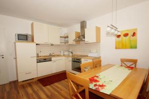 Kuchyň nebo kuchyňský kout v ubytování hafennahe Ferienwohnung mit Balkon und Meerblick - Hafenhäuser Wiek Wohnung 17