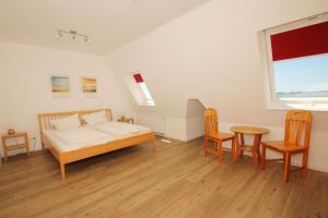 Postel nebo postele na pokoji v ubytování hafennahe Ferienwohnung mit Balkon und Meerblick - Hafenhäuser Wiek Wohnung 17