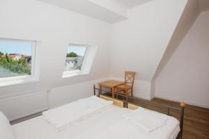 Postel nebo postele na pokoji v ubytování hafennahe Ferienwohnung mit Balkon und Meerblick - Hafenhäuser Wiek Wohnung 17