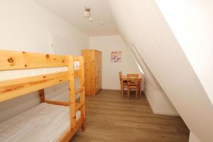 Postel nebo postele na pokoji v ubytování hafennahe Ferienwohnung mit Balkon und Meerblick - Hafenhäuser Wiek Wohnung 17