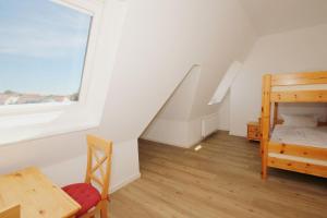 Postel nebo postele na pokoji v ubytování hafennahe Ferienwohnung mit Balkon und Meerblick - Hafenhäuser Wiek Wohnung 17