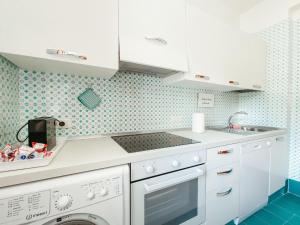 Kuchyňa alebo kuchynka v ubytovaní Apartment Pinta by Interhome + 13 fotografií
