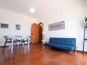 sala de estar con sofá azul y mesa en Apartment Nina by Interhome, en Caronia Marina