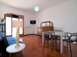 ein Wohnzimmer mit einem Tisch und Stühlen in der Unterkunft Apartment Nina by Interhome in Caronia Marina