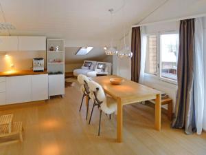 una cucina e una sala da pranzo con tavolo e sedie in legno di Apartment Celica by Interhome a Emmetten