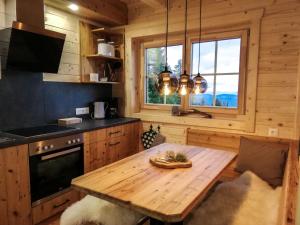 Kuchyň nebo kuchyňský kout v ubytování Chalet Hütte Buchfink by Interhome