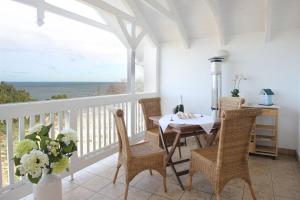 ビンツにあるAparthotel Ostsee FeWo 36 Balkon, Meerblick, Strandの海の景色を望むポーチ(テーブル、椅子付)