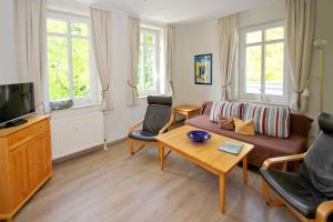 TV a/nebo společenská místnost v ubytování strandnah, mit Balkon und AHOI Erlebnisbad in Sellin gratis - Villa Strandmuschel FeWo 08