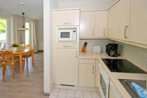Kuchyň nebo kuchyňský kout v ubytování strandnah, mit Balkon und AHOI Erlebnisbad in Sellin gratis - Villa Strandmuschel FeWo 08 + 11 fotografií