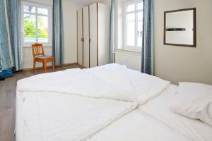 ゲーレンにあるstrandnah, mit Balkon und AHOI Erlebnisbad in Sellin gratis - Villa Strandmuschel FeWo 08の白いベッド(椅子、窓付)が備わるベッドルームです。
