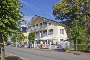 Gallery image of Villa Wauzi FeWo 09 - Balkon, Meerblick, Sauna in Baabe