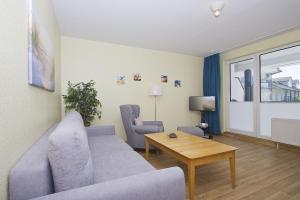 Ruang duduk di Ferienwohnung mit Balkon, gratis Nutzung vom AHOI Erlebnisbad und Sauna in Sellin - Haus Rügen FeWo 08