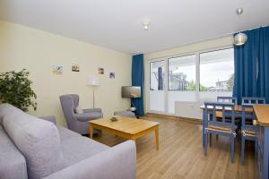 Ruang duduk di Ferienwohnung mit Balkon, gratis Nutzung vom AHOI Erlebnisbad und Sauna in Sellin - Haus Rügen FeWo 08