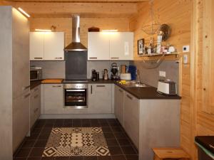 Una cocina o cocineta en Chalet Almhaus Galisch by Interhome