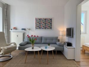 uma sala de estar com um sofá e uma mesa em Villa Linde FeWo 30 - Balkon em Göhren