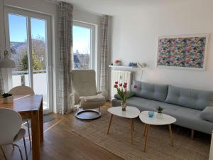 uma sala de estar com um sofá e uma mesa em Villa Linde FeWo 30 - Balkon em Göhren