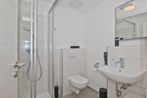 Bilik mandi di Ferienresidenz Zwei Bodden FeWo2-8 - Balkon, Sauna, Kamin +12 gambar