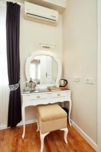 伊斯坦布尔玛塔拉奇考拉克酒店的浴室配有白色梳妆台和镜子 更多64张照片