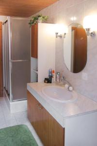 Ένα μπάνιο στο Apartment Fortuna by Interhome