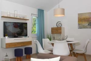 Et tv og/eller underholdning på strandnahe FeWo mit Balkon, gratis Nutzung vom AHOI Erlebnisbad und Sauna in Sellin - Rex Rugia FeWo 13-6