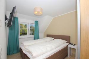 En eller flere senge i et værelse på strandnahe FeWo mit Balkon, gratis Nutzung vom AHOI Erlebnisbad und Sauna in Sellin - Rex Rugia FeWo 13-6