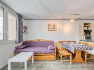 una camera con letto e tavolo da pranzo di Apartment La Boédette-7 by Interhome a Les Menuires